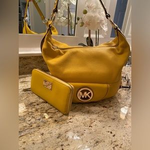 MICHAEL KORS DESIGNER HANDBAG WITH MATCHING WALLET